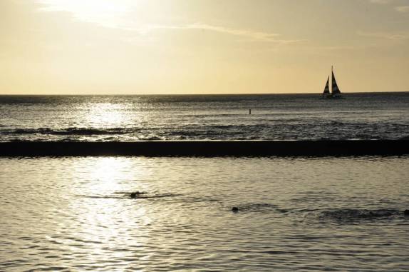 Fim de tarde em Waikiki, a praia mais famosa de Honolulu, a capital do Havaí, na ilha de Oahu